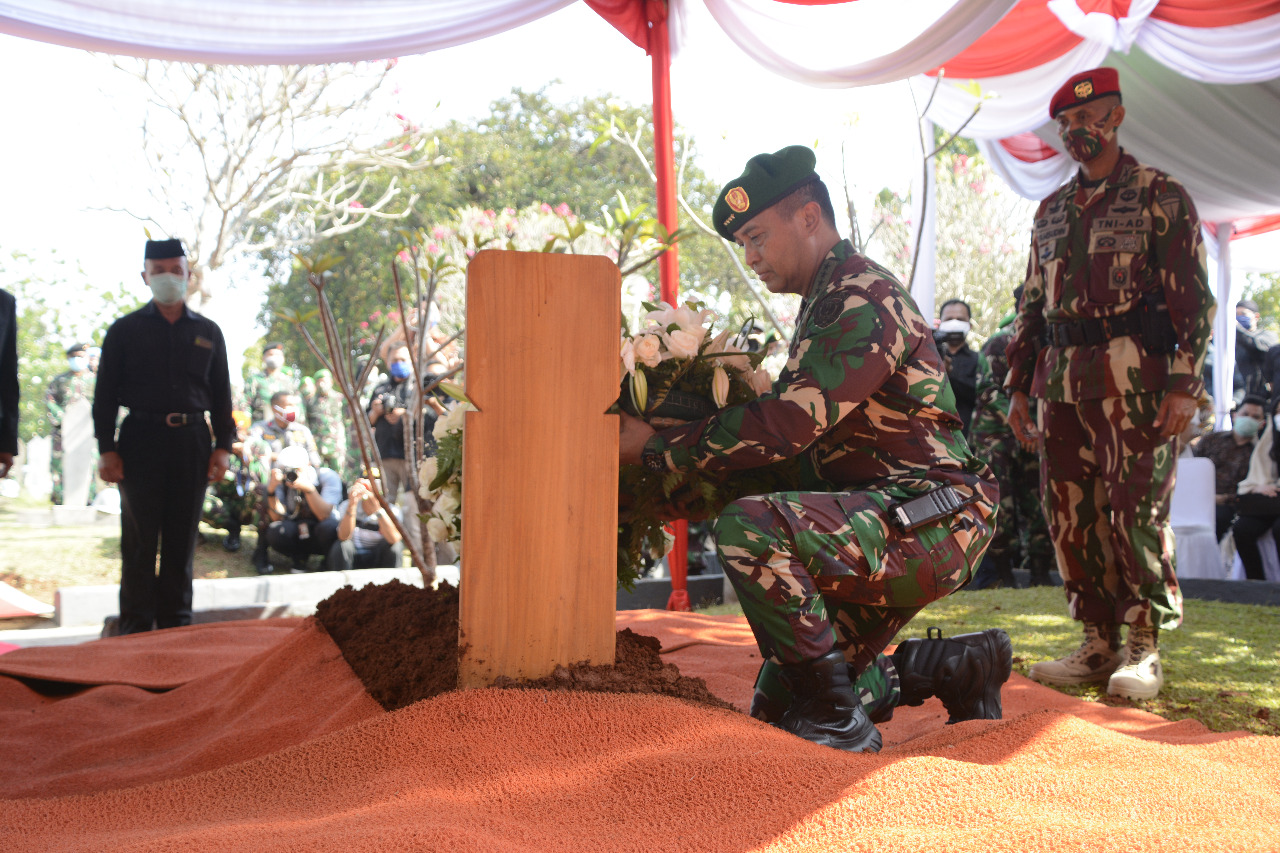 Kasad Pimpin Upacara Pemakaman Alm Jenderal TNI (Purn) Pramono Edhie Wibowo
